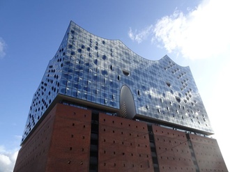 Elbphilharmonie blauer Himmel Hamburg