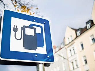 Elektromobilität: Schild mit e-Ladesäulen