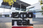 Expo Real Logo vor dem Messeeingang