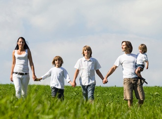 Familie läuft auf Wiese