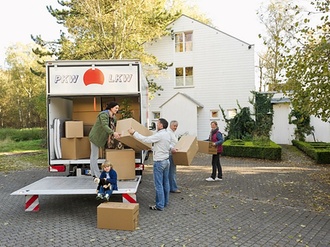 Familie zieht in ein Haus