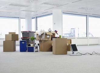 Fertig gepackte Kartons Pflanzen Computer in Büro