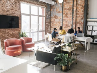 Flexibles Büro modern junge Leute