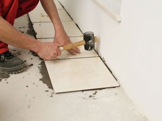 Fließenleger Sanierung Handwerker Bodenplatten 