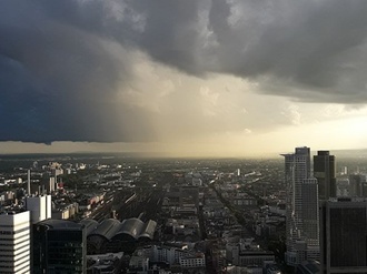 Frankfurt Main Panorama Gewitter Licht am Horizont