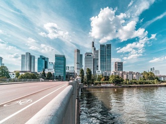 Frankfurt Main Skyline Fluss Radweg Himmel Schleierwolken