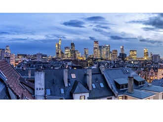 Frankfurt Skyline mit Wohnhäusern