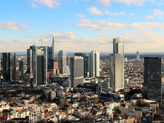 Frankfurt Skyline blauer Himmel und Wolken