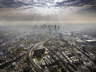 Frankfurt Skyline Luftbild Gewitterwolken Sonnenstrahl