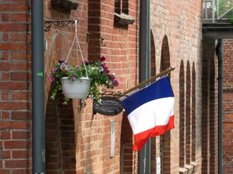 Französiche Flagge idyllisch kleine Stadt