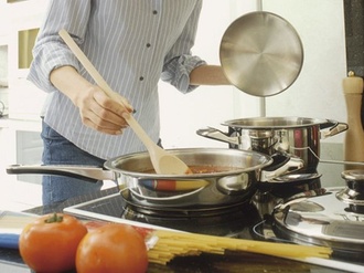 Frau beim Kochen am Herd