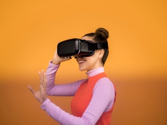 Frau mit VR-Brille