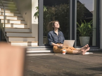 Frau Sonne Terrasse Entspannung Stimmung Laptop Kaffeetasse