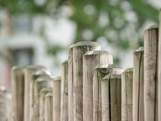 Gartenzaun Holz Grundstück Nachbar Haus