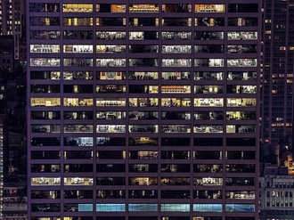 Gebäudefassade Büros beleuchtet