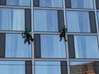 Gebäudereiniger Fassadenreiniger Bürogebäude Fassade Glasfenster