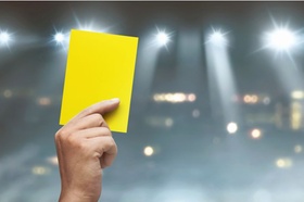 Gelbe Karte Hand Hintergrund Stadion verschwommen