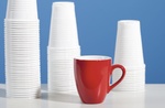 Rote Kaffeetasse vor Kunststoffbechern