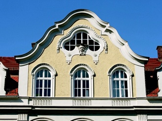 Geschwungener Hausgiebel mit Fenster