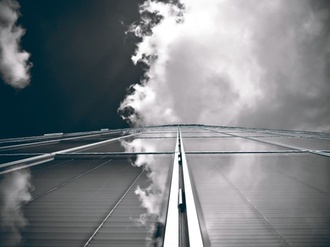 Glasfassade Bürohaus grau Wolken düster