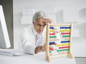 Grimmiger Mann mit Abakus in Büro