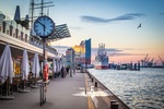 Hamburg Hafen Elbphilharmonie Uhr Abendstimmung