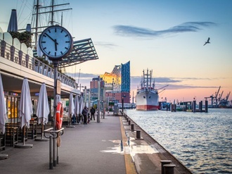 Hamburg Hafen Elbphilharmonie Uhr Abendstimmung