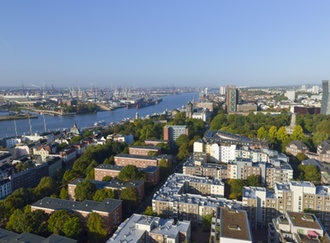 Hamburger Hafen und Hochhäuser