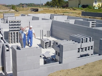 Handwerker auf einer Hausbaustelle