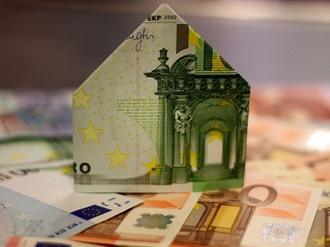 Haus aus Euro-Schein gefaltet auf Geld