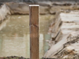 Hausbau Bauland Grundstück Baugrube Wasser