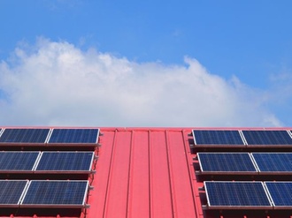 Hausdach rot mit Solarpanel