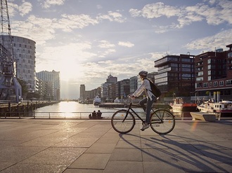 Hamburg Frau Fahrrad Mietshäuser Wohnen Gewerbe