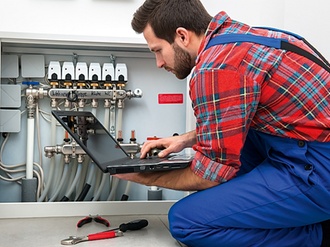 Heizungstechniker, Handwerker mit Laptop