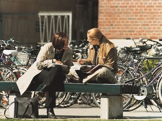 Hochschulstadt Münster 2 Studentinnen mit Büchern