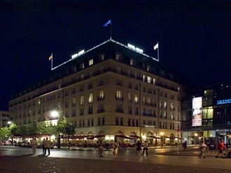 Hotel Adlon Berlin nachts 