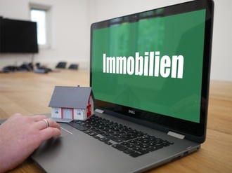 Immobilien Haus Immobiliensuche Laptop