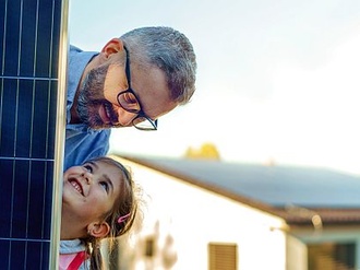 Vater Tochter Kind Familie Haus Solarpanel 