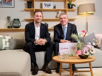 Joe Gebbia, Airbnb, und Thomas Bach, IOC (r.)