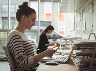 junge Frau arbeitet an Arbeitsplatz