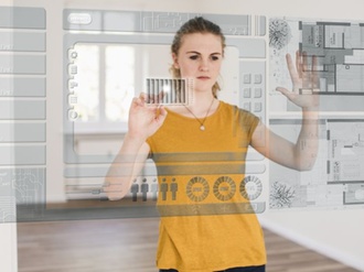 junge Frau bedient virtuelles Hausmodell an transparentem screen