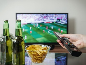 Kabel TV Fernseher Fußball Chips Bier Füße