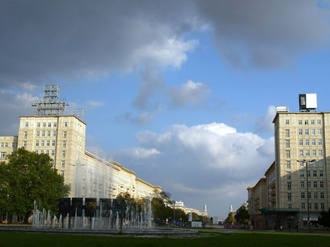 Karl-Marx-Allee Berlin Straßenflucht