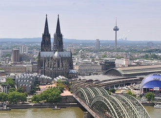 Köln Stadtansicht mit Dom Rhein Brücke und Fernsehturm