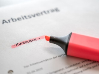 Kurzarbeit Arbeitsvertrag Textmarker