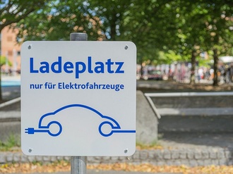 Ladeplatz E-Auto Stadt Wohnquartier urban