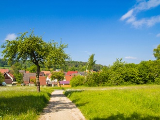 Landidylle Dorf im Hintergrund