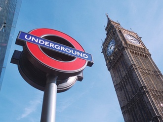 U-Bahn Schild und Big Ben, London