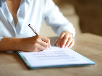 Maklerin Frau Vertrag Büro Unterschrift