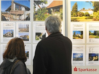 Maklerwand an Sparkassenschaufenster